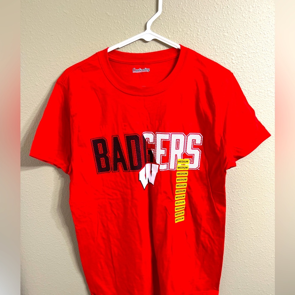Wisconsin Badgers Red T-Shirt Captivating Medium Cotton Red